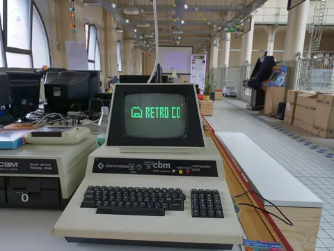 Vintage Commodore-Computer mit „RETRO CD“-Text auf dem Röhrenmonitor in einer Ausstellungshalle.
