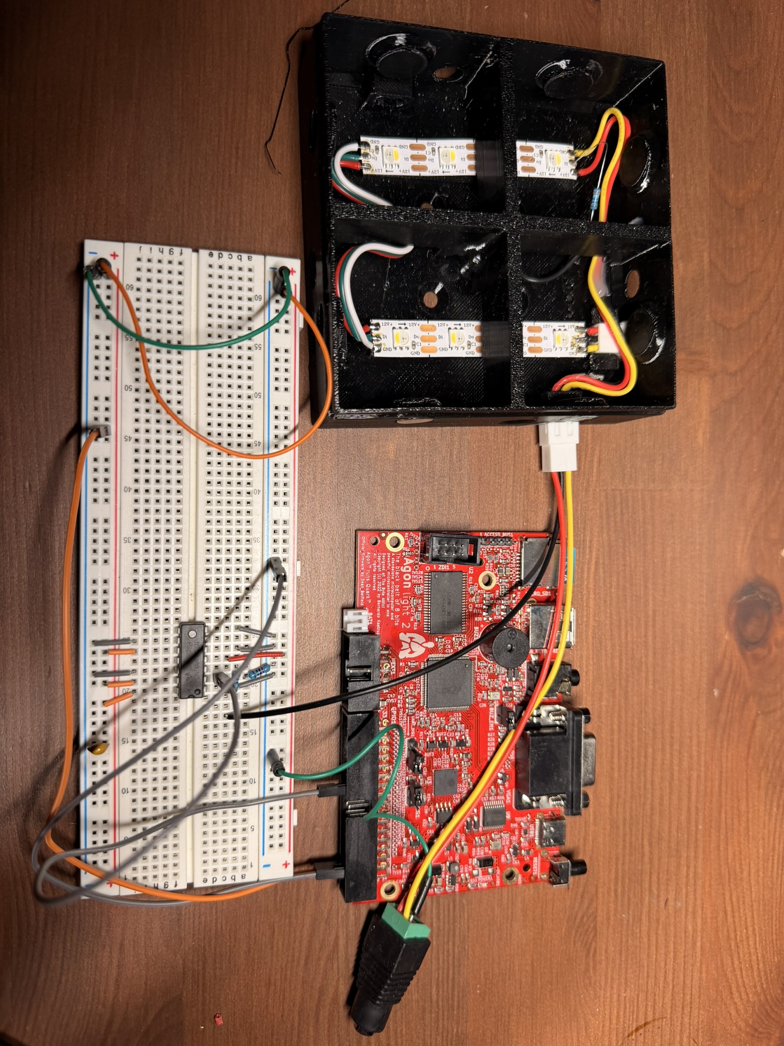 Versuchsaufbau: offenes Lumanode-Modul, Agon Light 2 und Breadboard mit dem Pegelwandler 74AHCT125