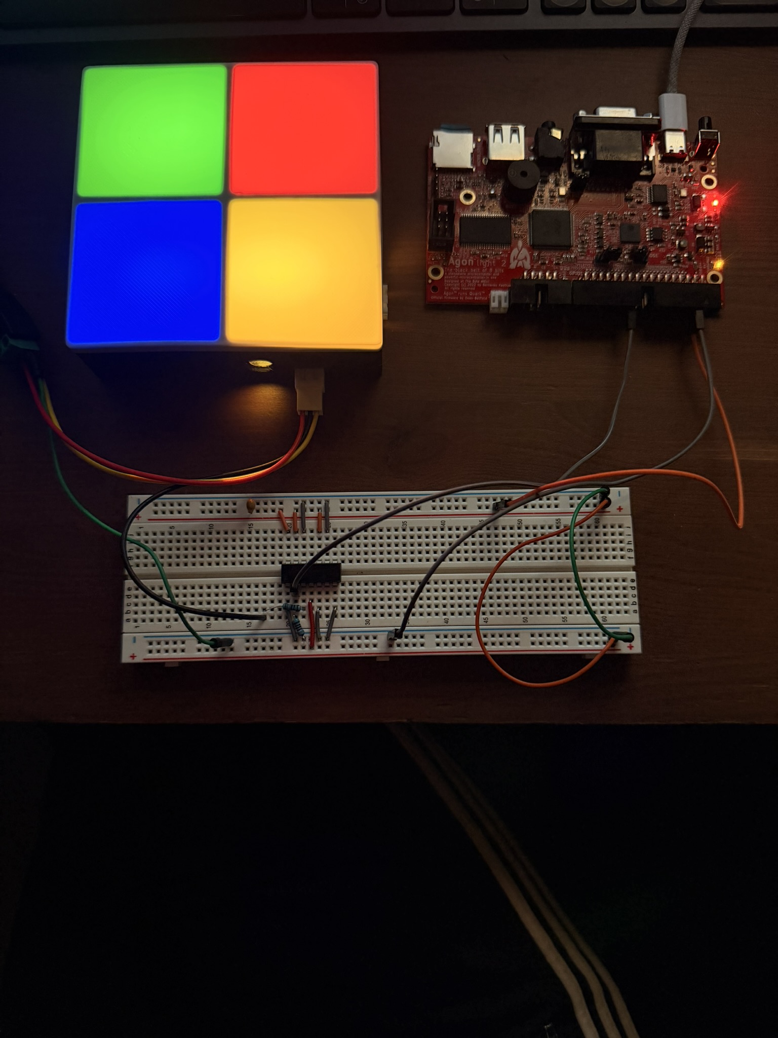 Das erste Modul leuchtet: vier Pixel in Grün, Rot, Blau und Gelb, daneben der Agon Light 2