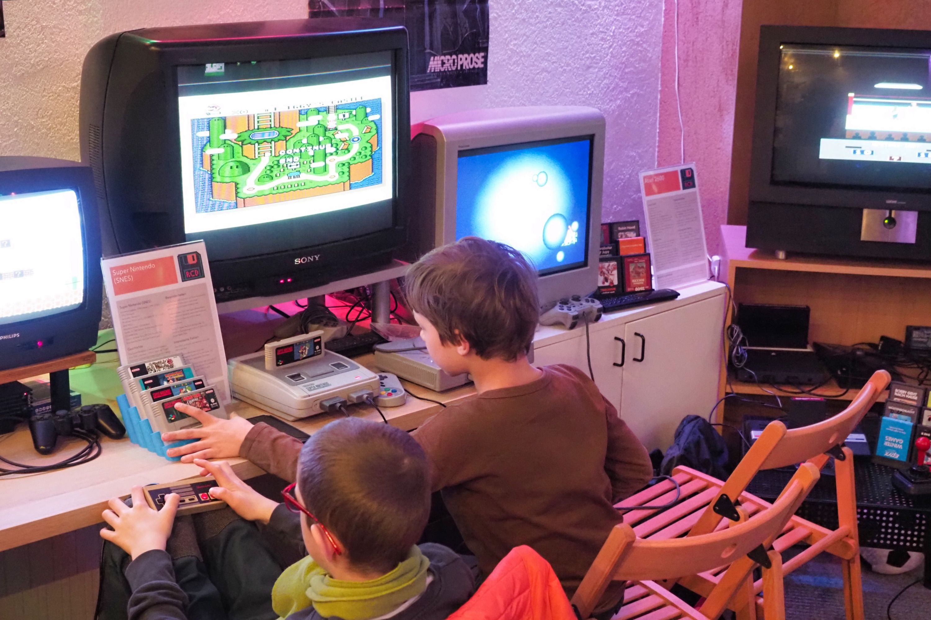 Kinder spielen am SNES