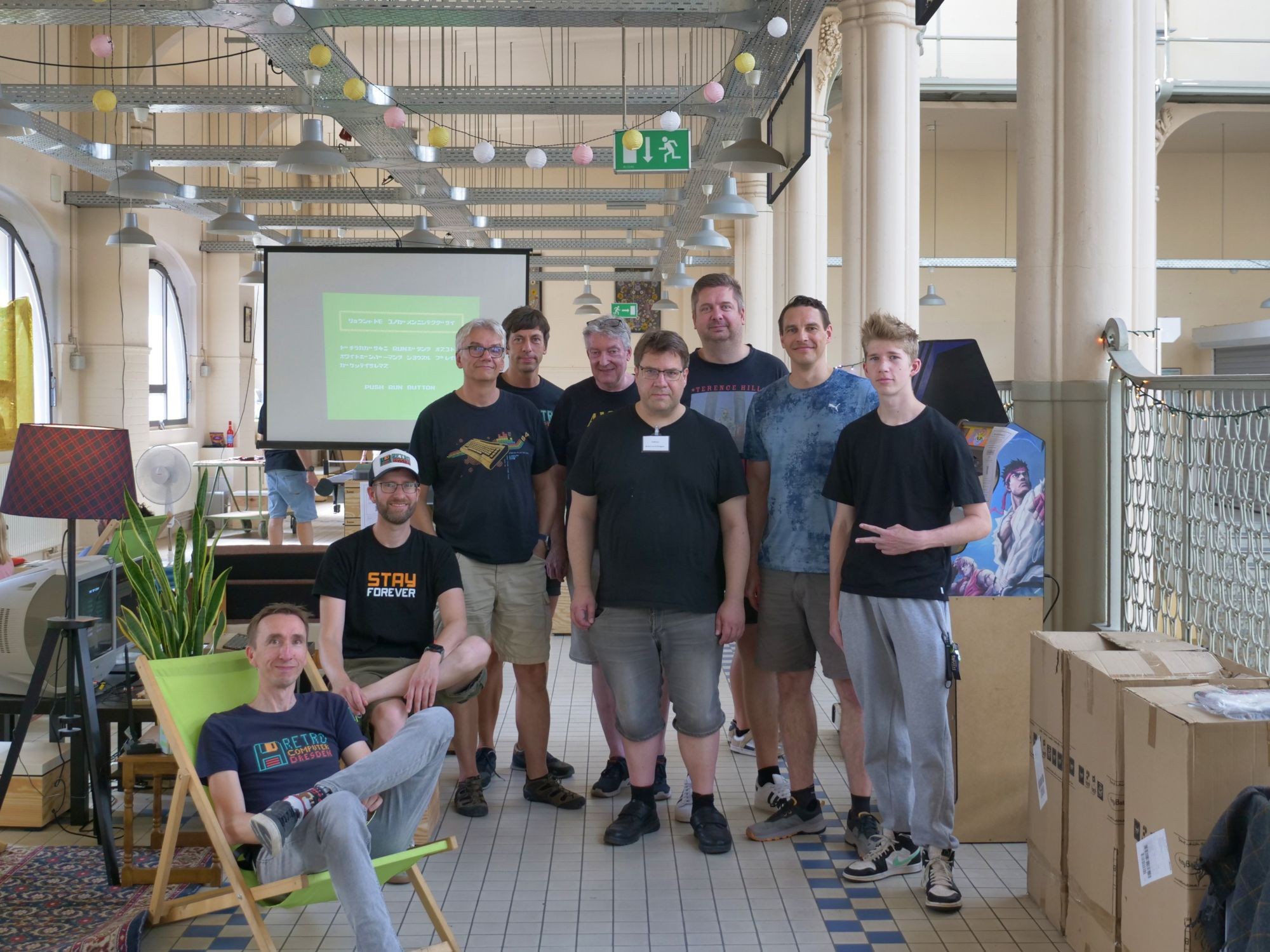 Mitglieder des Retro Computer Dresden e.V. beim Gruppenfoto in der Retro Computer Lounge in der Neustädter Markthalle