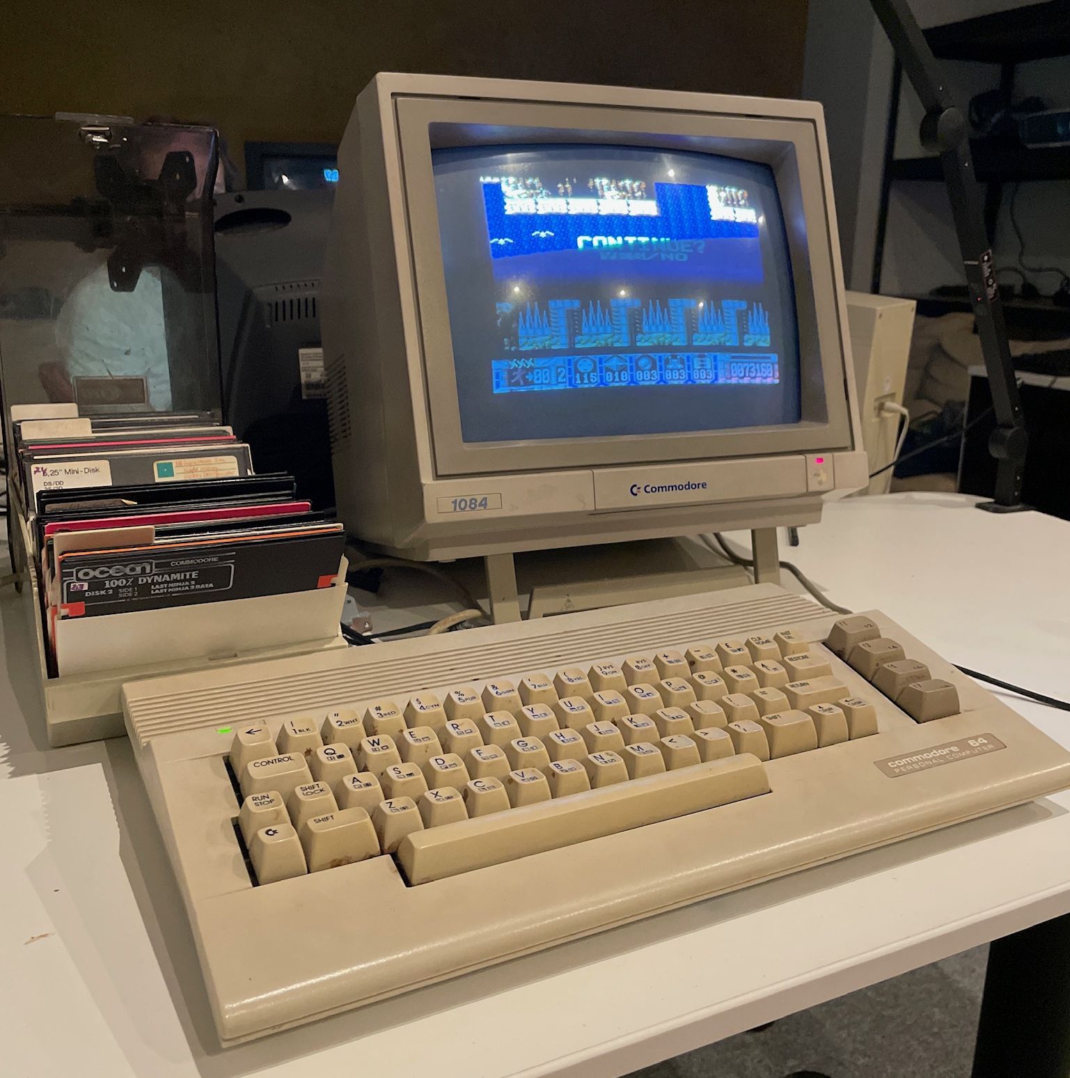 C64 an einem Commodore-Monitor, auf dem das Spiel Turrican läuft