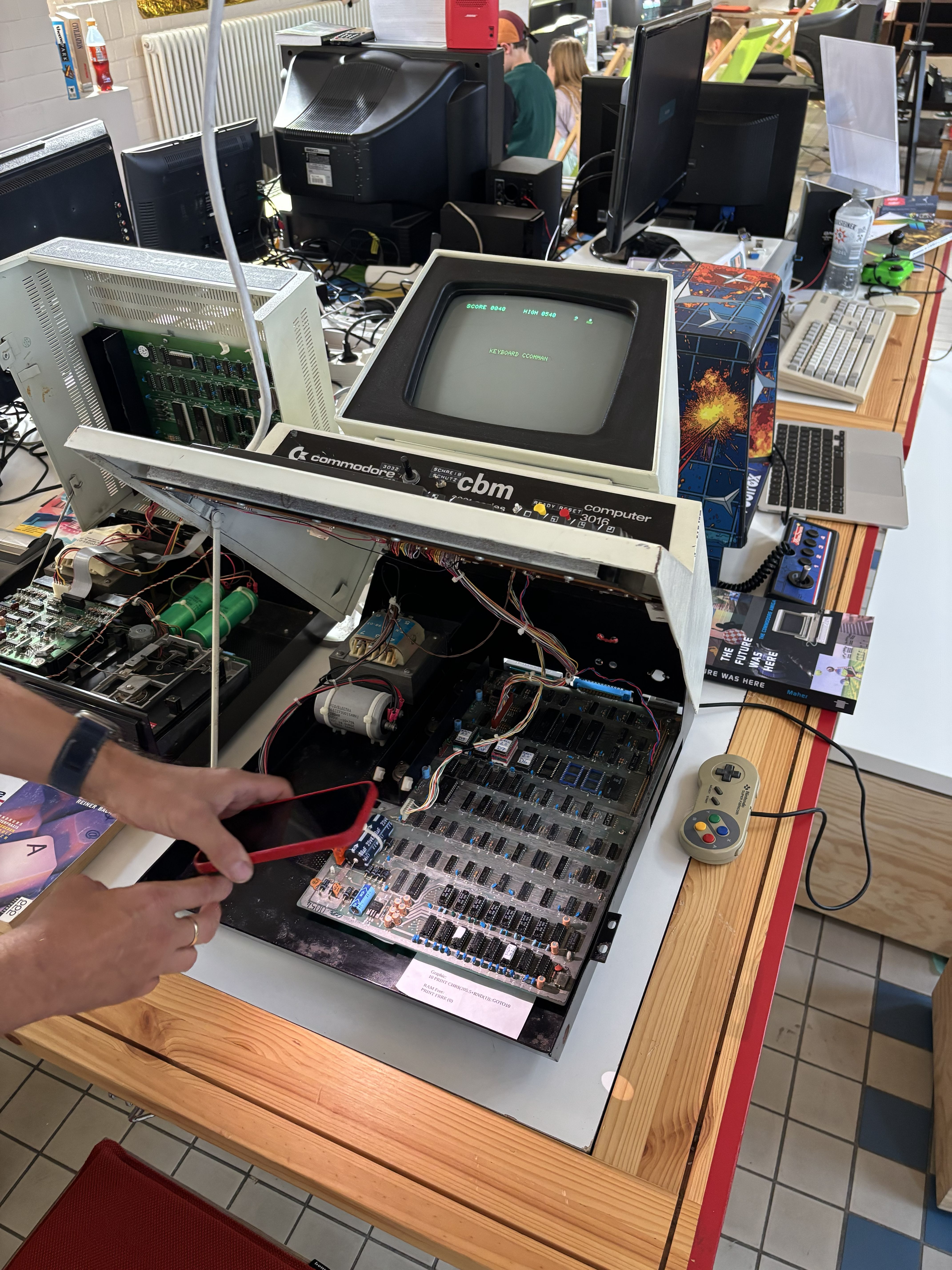 Geöffneter Commodore CBM 3032 während einer Reparatur am Stand