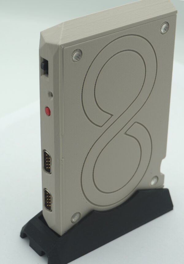 Console8 im Gehäuse auf dem Standfuss