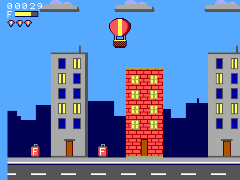 Spielszene in London: Der rot-gelbe Ballon schwebt zwischen einem grauen Hochhaus und einem roten Backsteinhaus, am Boden stehen Treibstofffässer