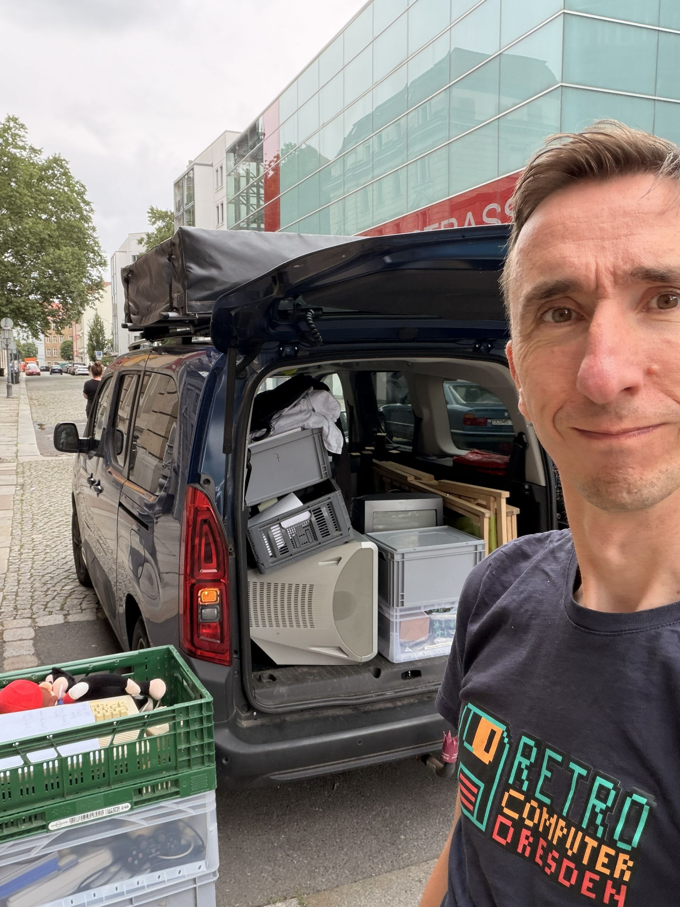 Vollgepacktes Vereinsauto mit Retro-Hardware vor dem Transport zur Markthalle