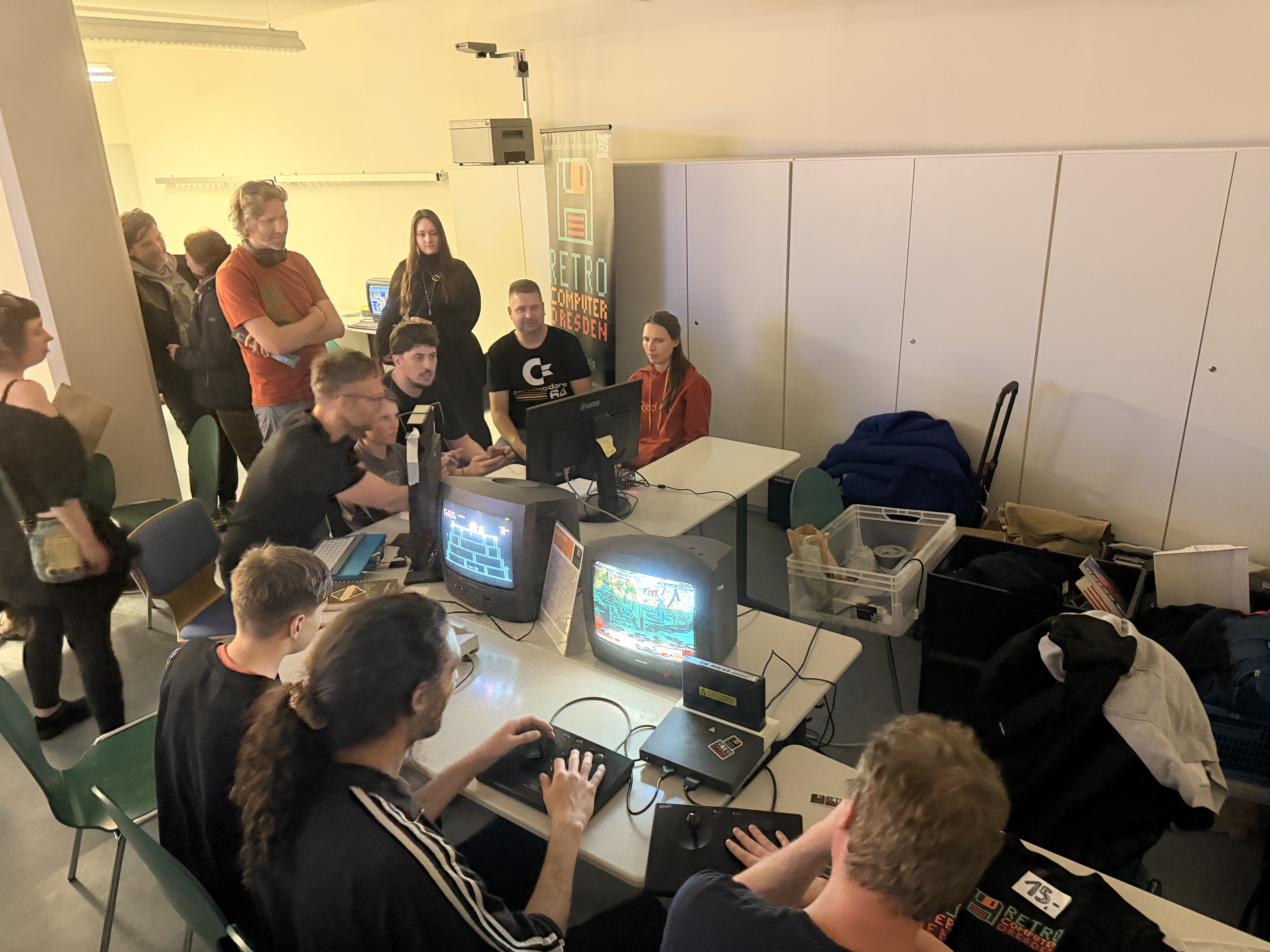 Der Bereich des RCD mit mehreren Tischen und Fernsehern. Menschen spielen an diversen Systemen