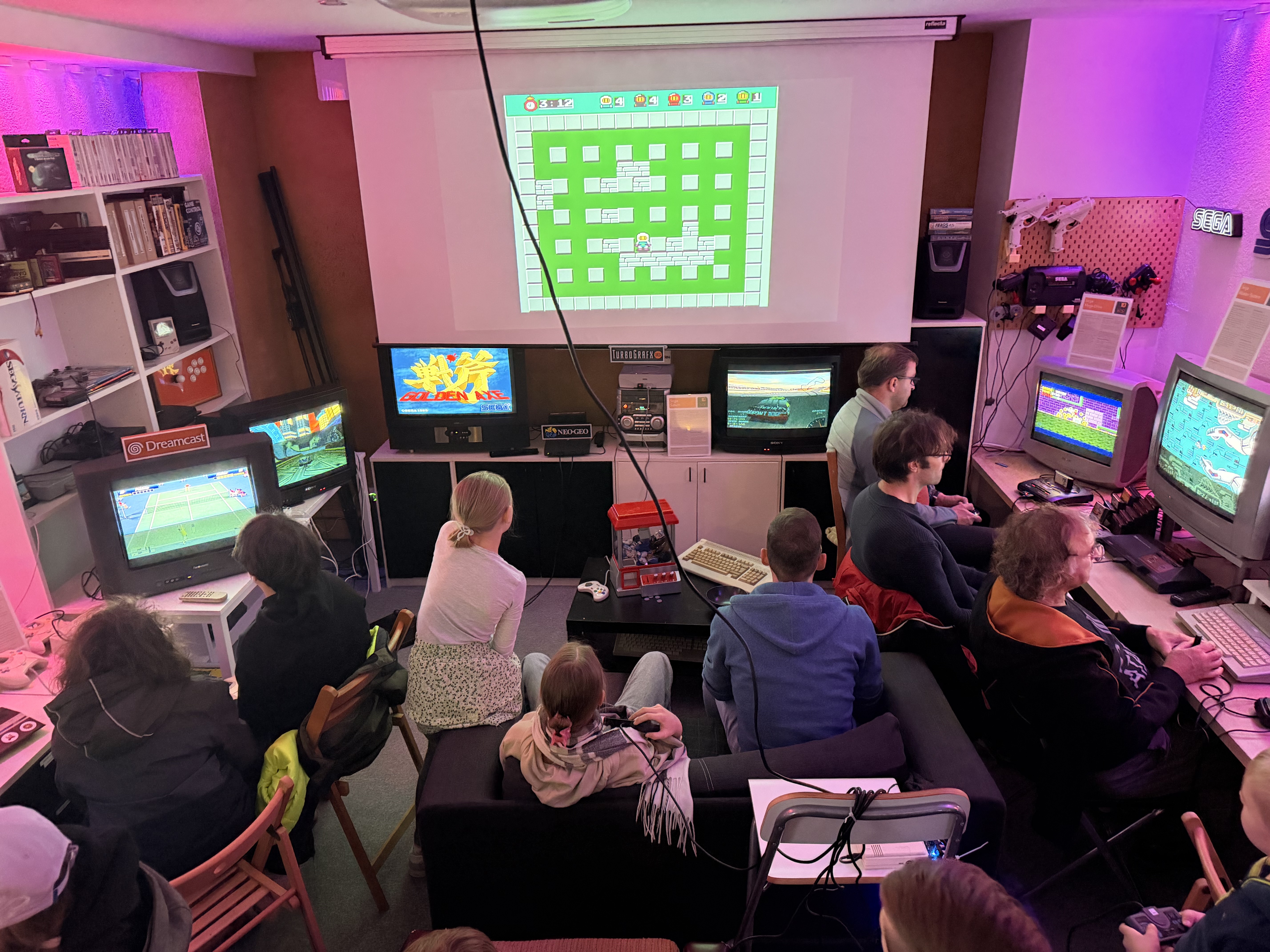 Viele TVs und die Beamerleinwand mit Bomberman