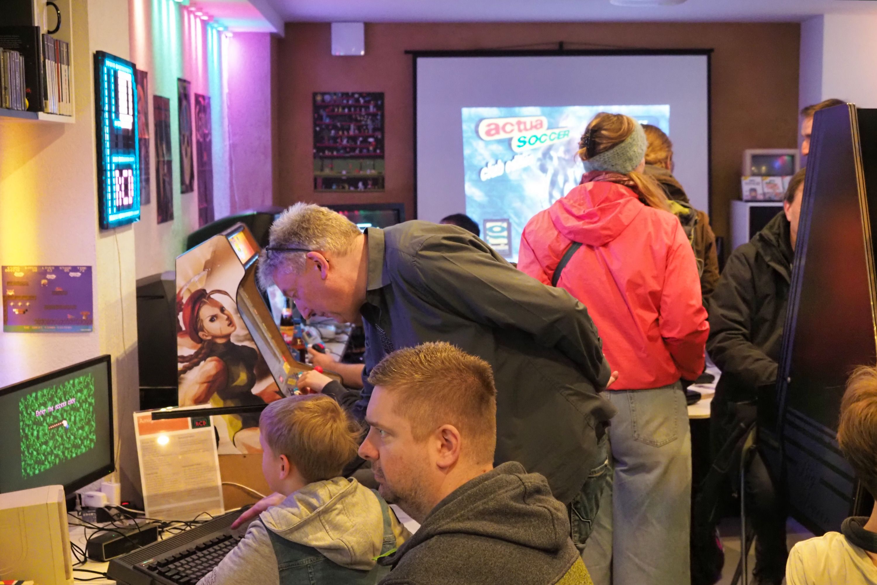 Viele Menschen im Vereinsraum