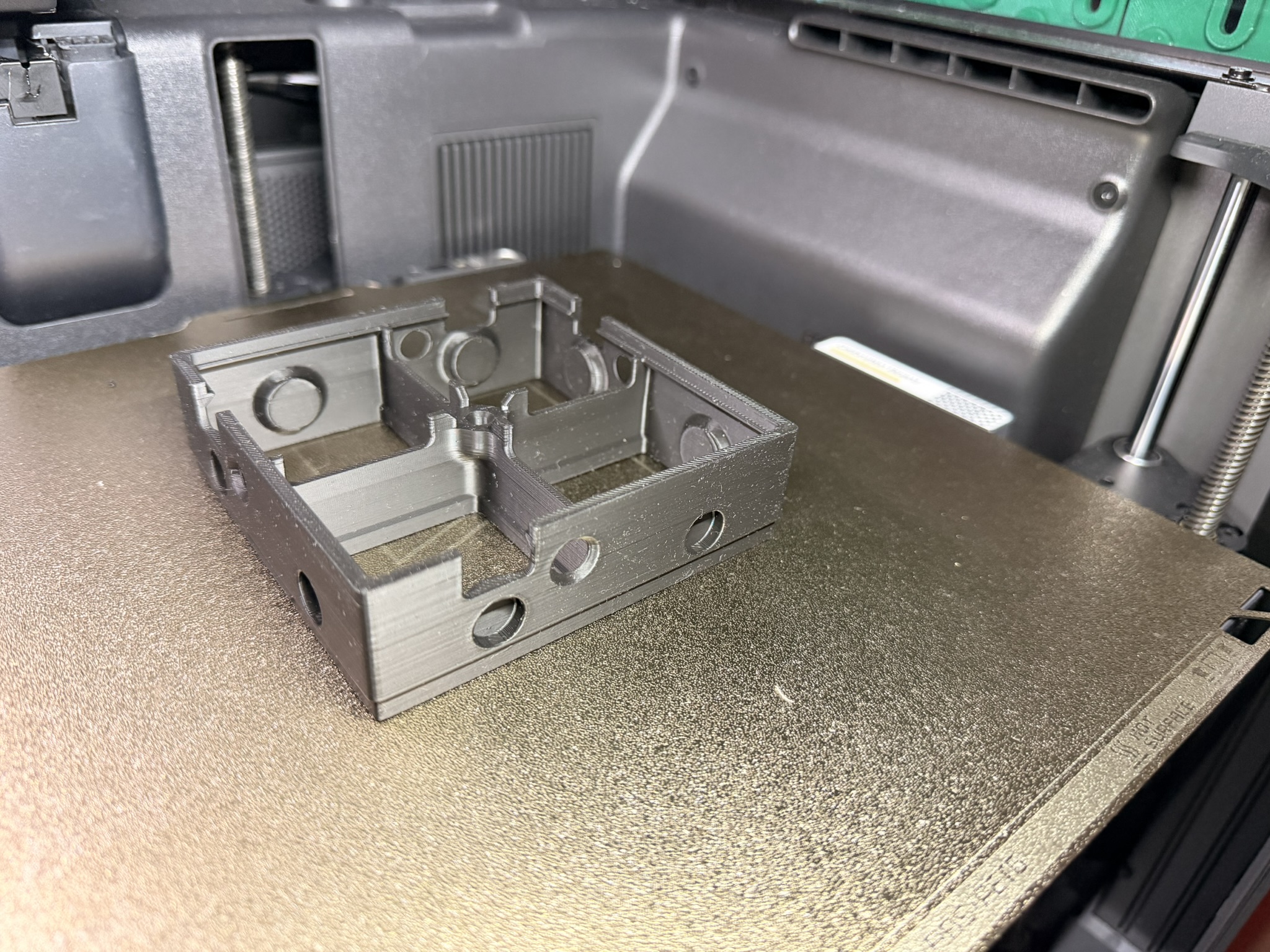 Frisch gedrucktes Lumanode-Modul auf der Druckplatte, noch ohne Elektronik und Deckel
