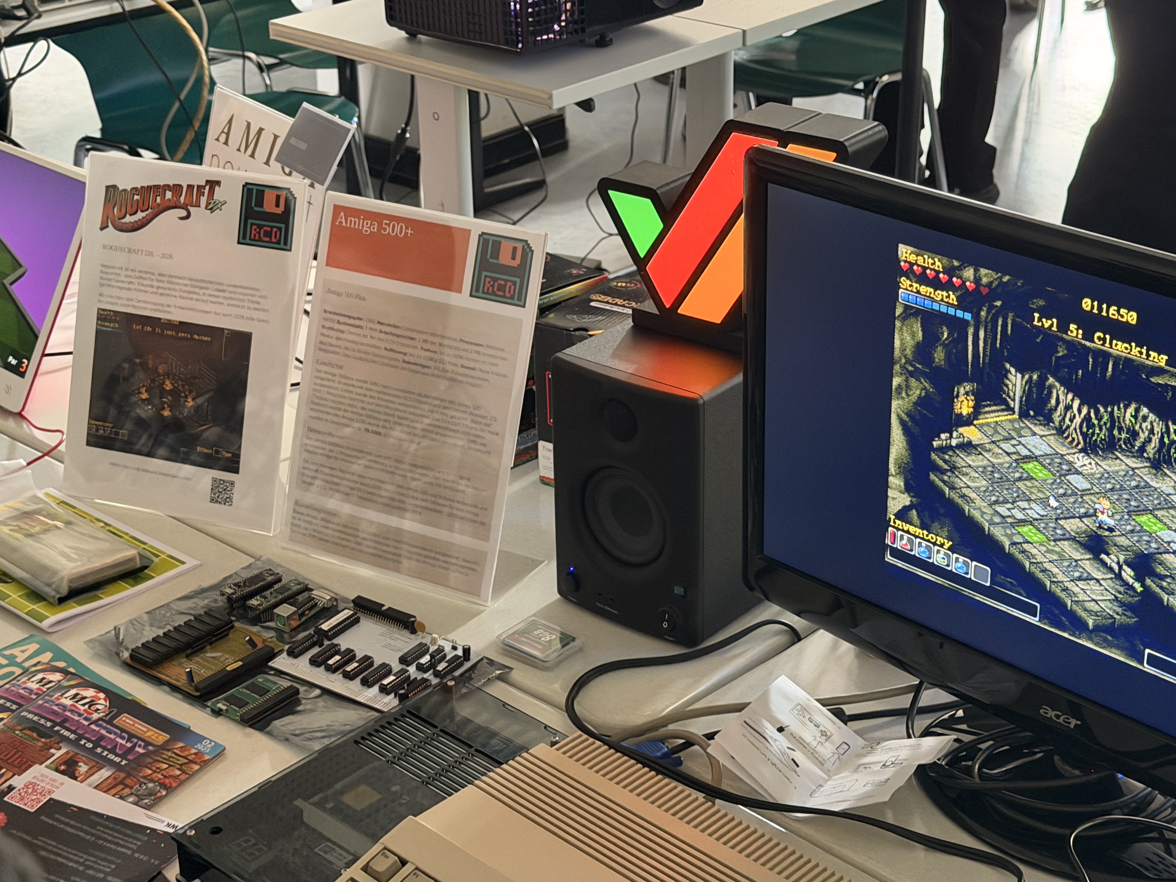 Ein Schreibtisch mit Amiga Computer